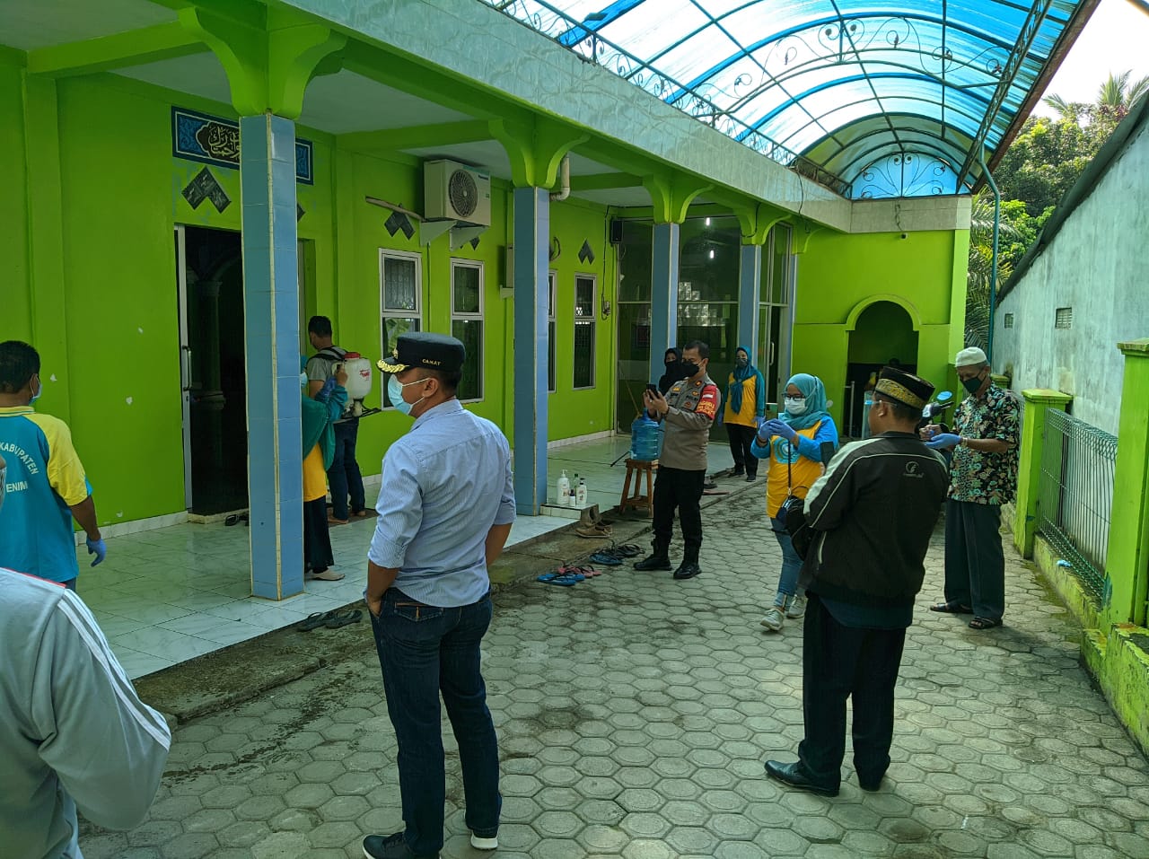 Masjid dan Sekolah Wilayah LAKI Disiram Disinfektan