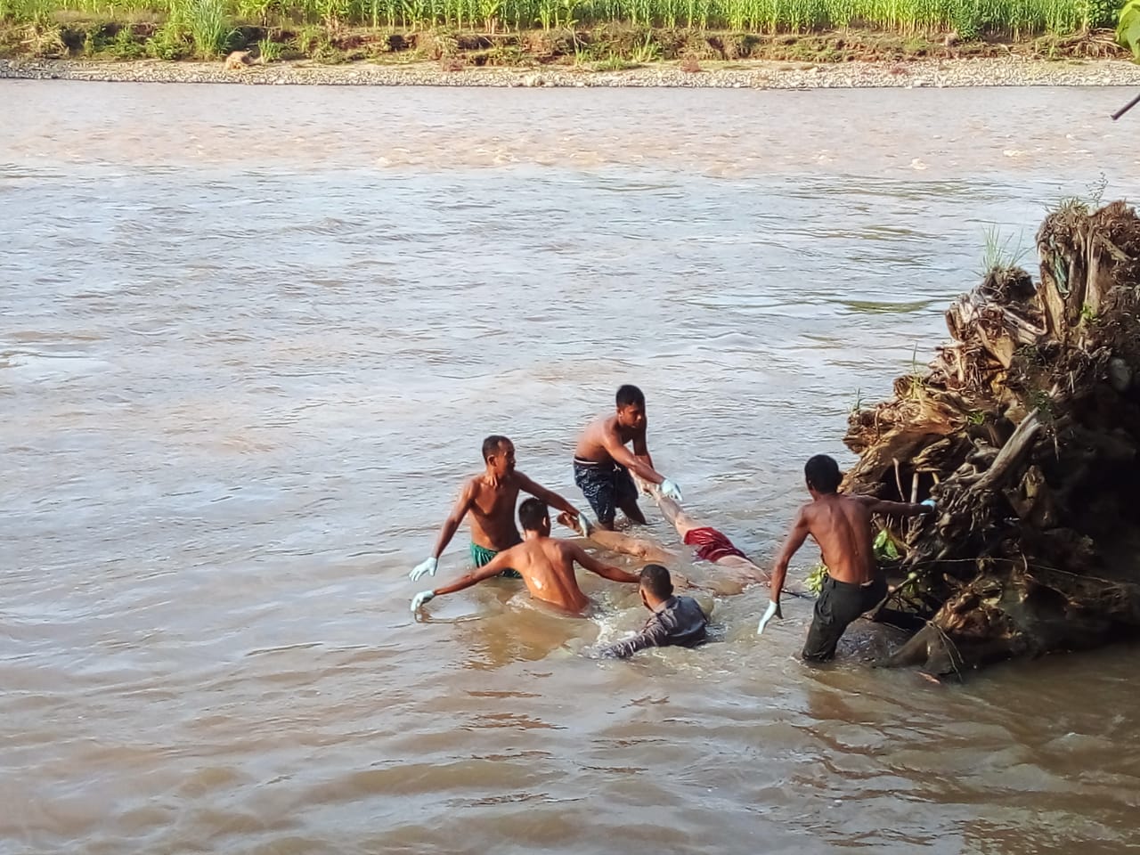 Aksi Heroik Kapolsek BSA Saat Evakuasi Jenazah Korban Hanyut di Sungai Saka