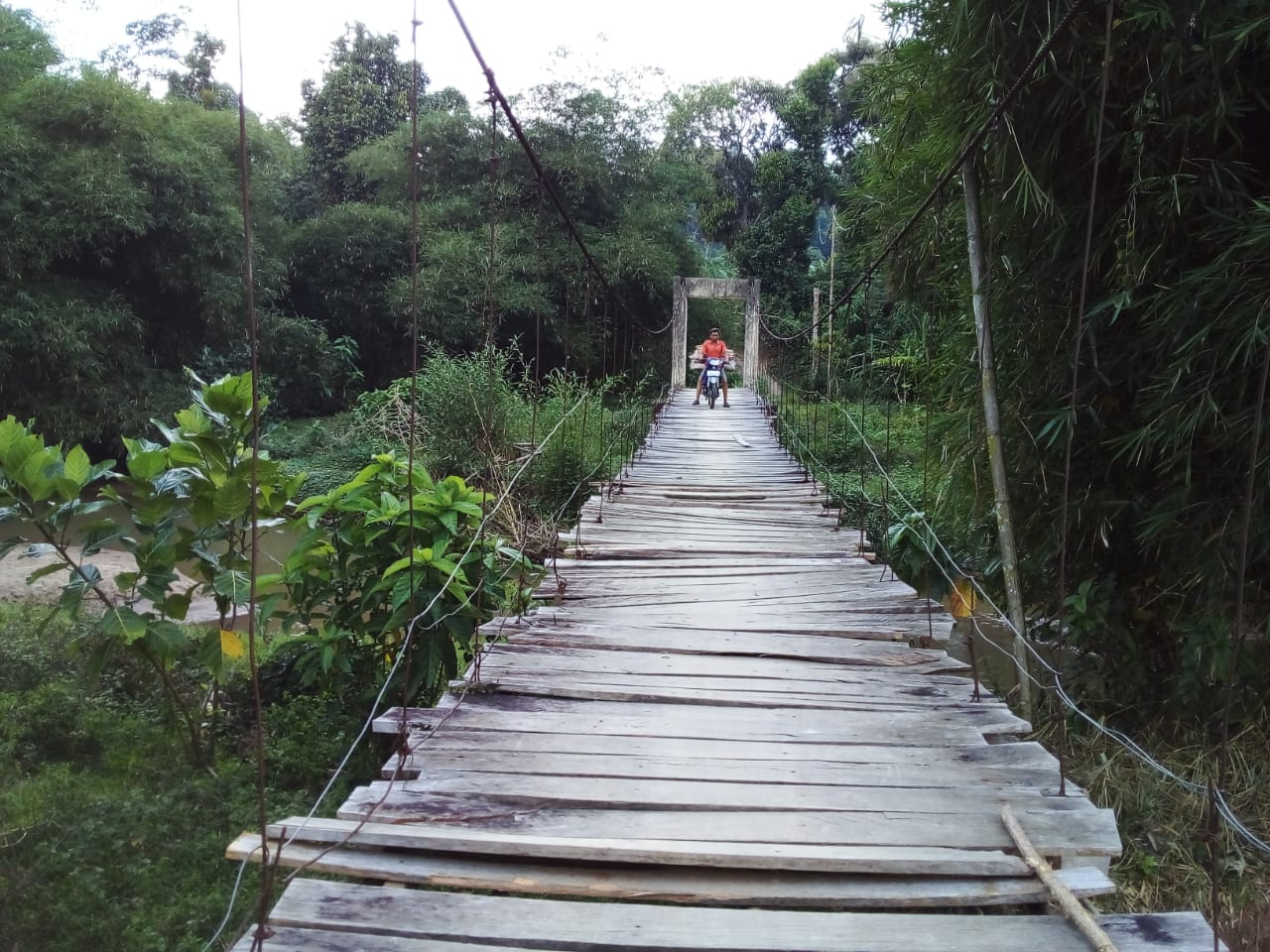 Warga Desa ini Keluhkan Kondisi Jembatan Gantung yang Memprihatinkan