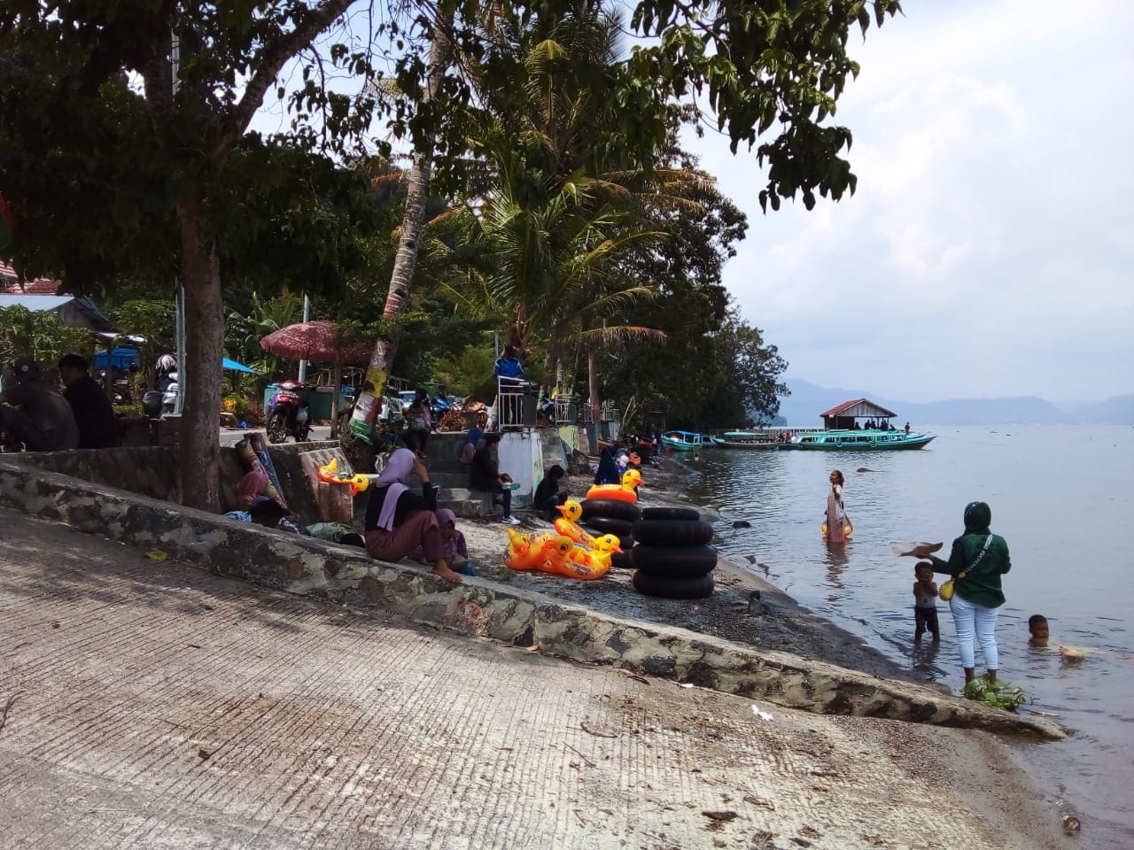 Danau Ranau Ditutup, Pedagang Hanya Bisa Pasrah