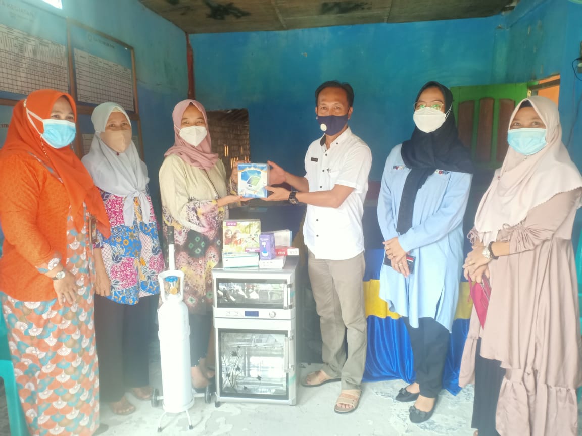 Dukung Peningkatakan Pelayanan Bidan Desa, Kades Tanjung Sari Serahkan Bantuan Alat Kesehatan