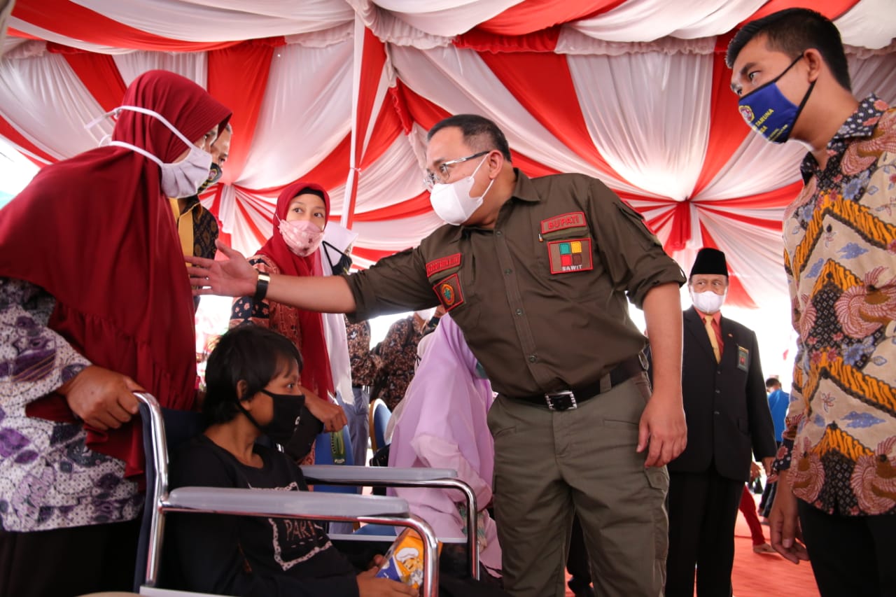 Bupati Dodi Reza Beri 1.203 Penyandang Disabilitas BST