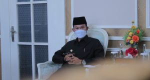 Wali Kota Palembang, H Harnojoyo saat menerima audiensi  Ketua Umum Forum Kedai dan Cafe Palembang Bersatu (FKPB), Rudianto Widodo Senin (7/6)
