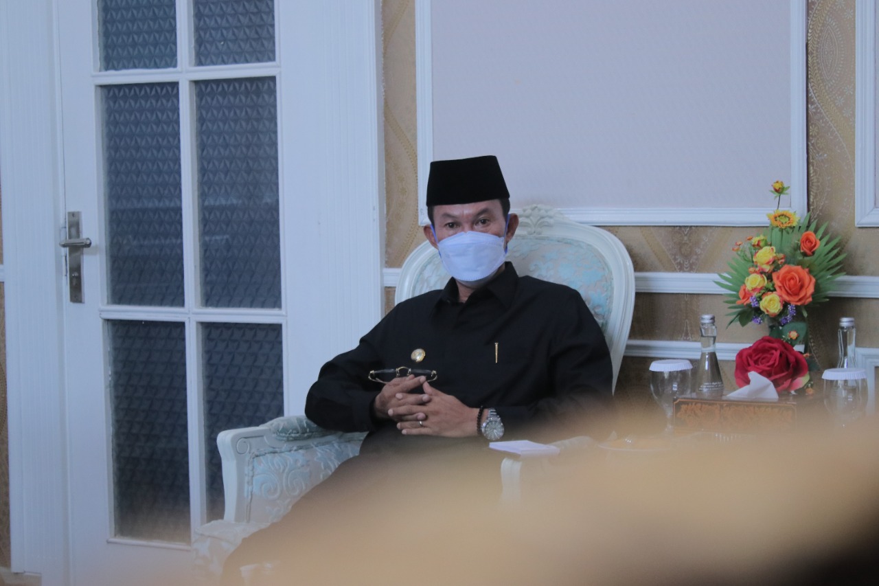 Wali Kota Palembang, H Harnojoyo saat menerima audiensi  Ketua Umum Forum Kedai dan Cafe Palembang Bersatu (FKPB), Rudianto Widodo Senin (7/6)