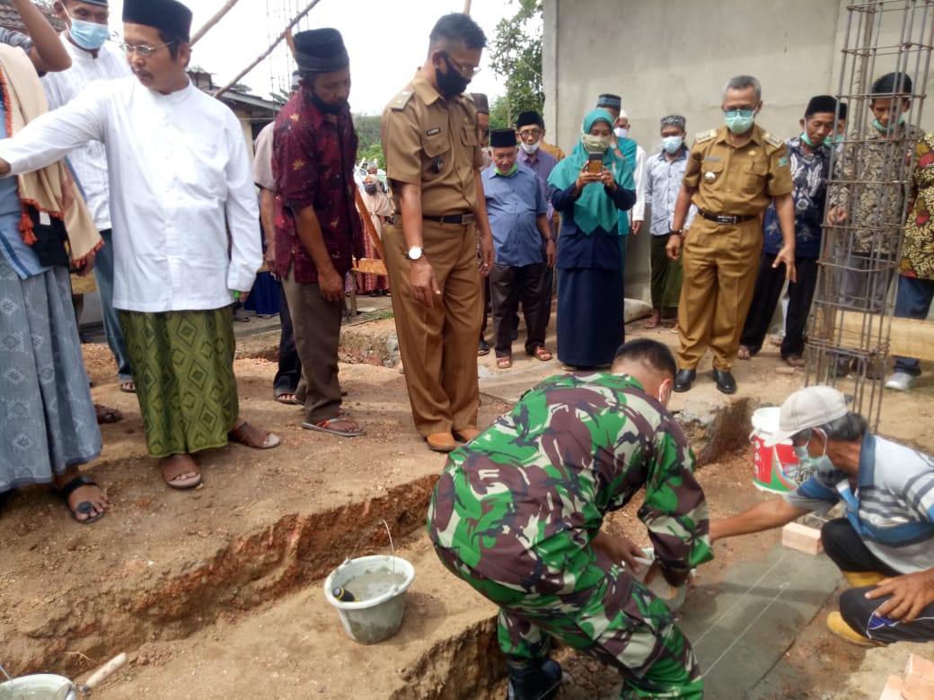 Danyon Kav 5 /DPC Karang Endah Sumsel Letakan Batu Pertama Pembangunan Masjid Al-Falah Karang Endah Gelumbang Muara Enim (15/06)
