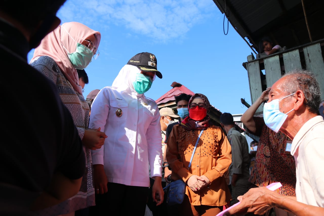 Wawako Palembang dan BAZNAS saat mengunjungi rumah reyot milik warga Jalan Aiptu Wahab Lorong Sawah Kelurahan Tuan Kentang Kecamatan Jakabaring, Komarudin (77)