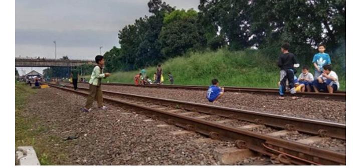 PT. KAI Daop 2 Bandung Larang Masyarakat Ngabuburit di Jalur Kereta Api