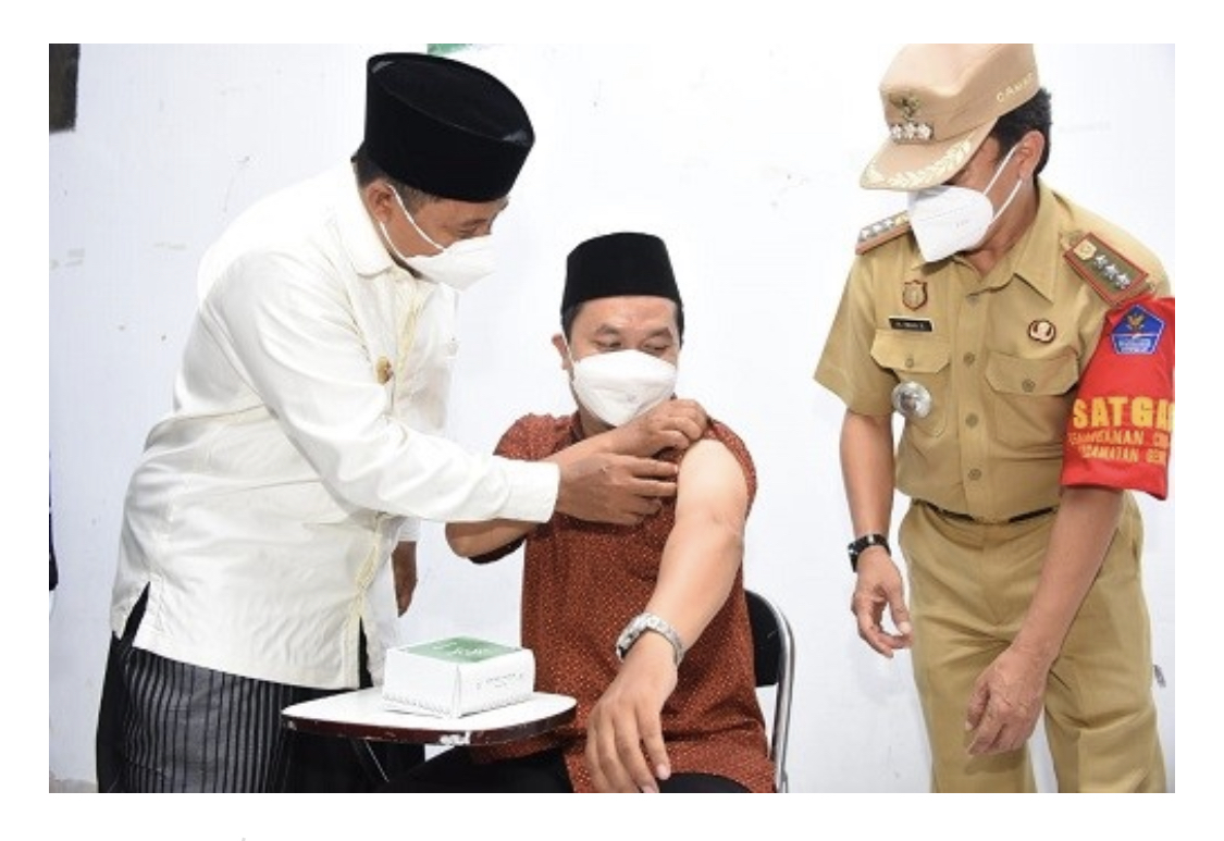 Wagub Tinjau Vaksinasi COVID-19 bagi Kiai dan Ulama di Cirebon