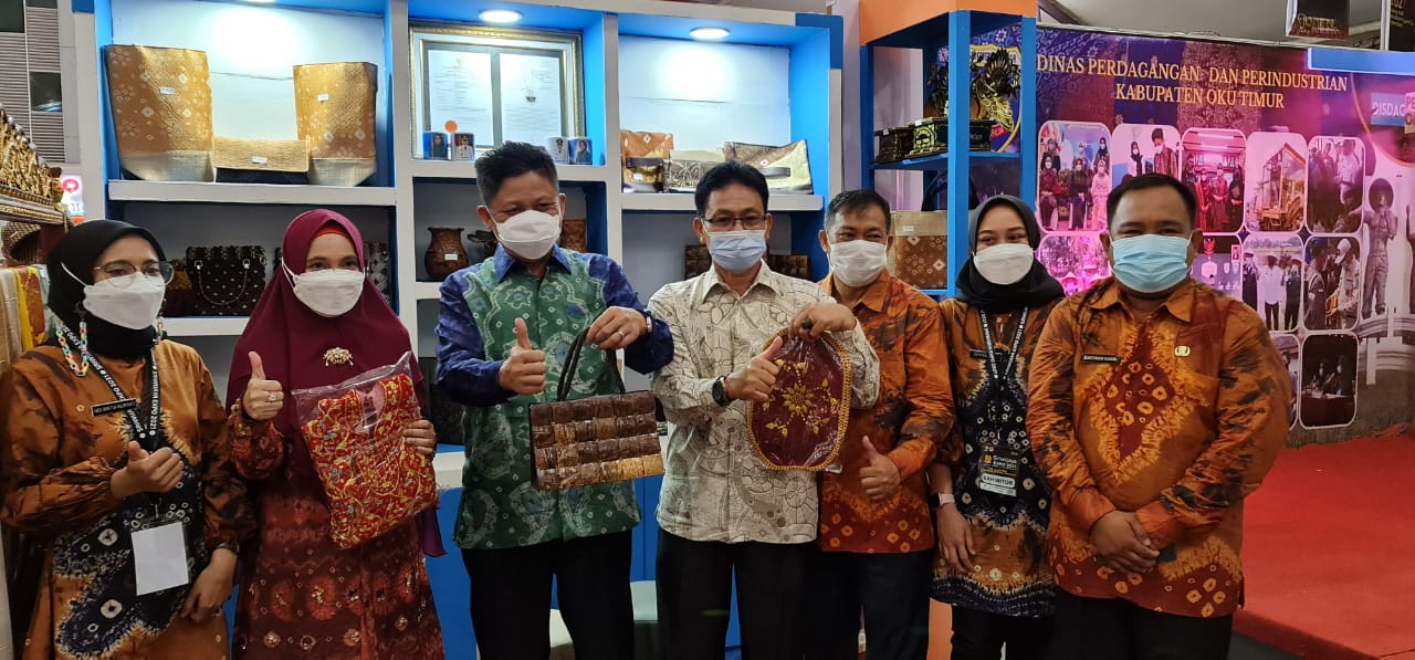 Bupati OKU Timur Tinjau Stand Pameran Disperindag di Sriwijaya Expo, Enos: Ini Kesempatan Promosi Produk Unggulan