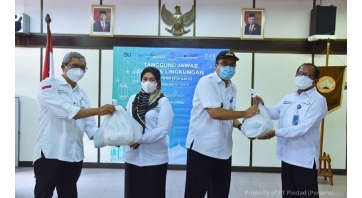 Pindad Serahkan Bantuan 1.460 Paket Sembako Kepada Masyarakat
