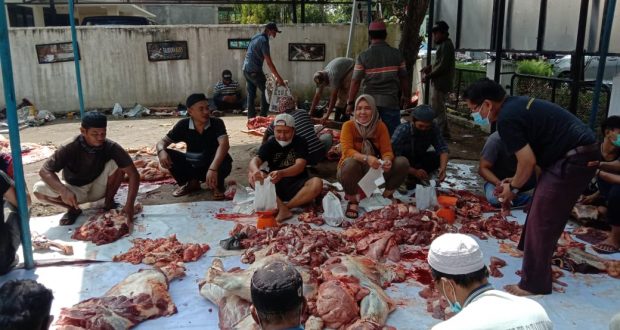 Suasana pemotongan hewan kurban di halaman kantor PWI Sumsel, Rabu (21/7)
