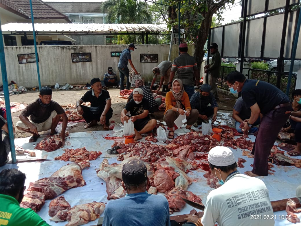 Suasana pemotongan hewan kurban di halaman kantor PWI Sumsel, Rabu (21/7)
