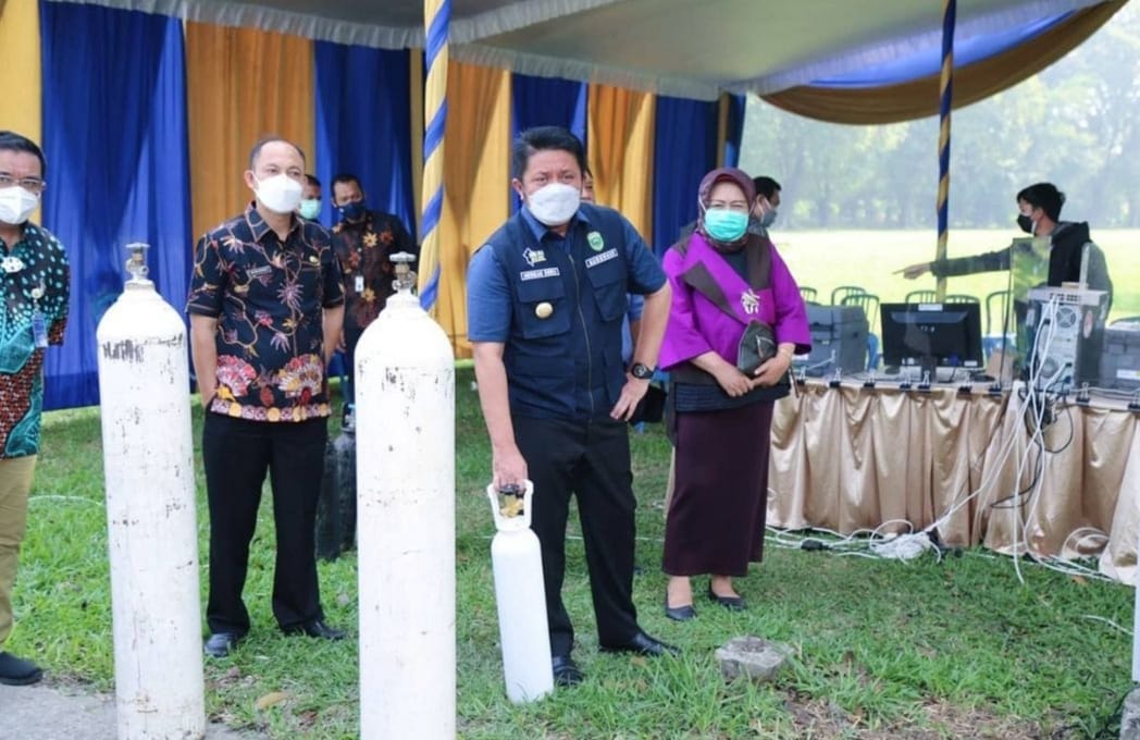 ubernur Provinsi Sumatra Selatan (Sumsel), Herman Deru memantau proses pengisian oksigen gratis di Posko Pengisian Oksigen Pemprov yang berlokasi di PT Pusri Palembang
