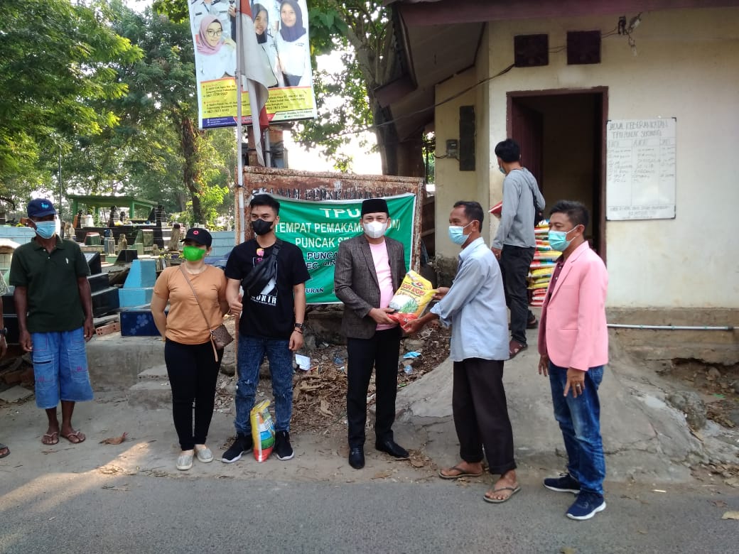 Pembina Gencar Indonesia, Zainal Abidin memberikan bantuan beras kepada pekerja TPU Punca Sekuning