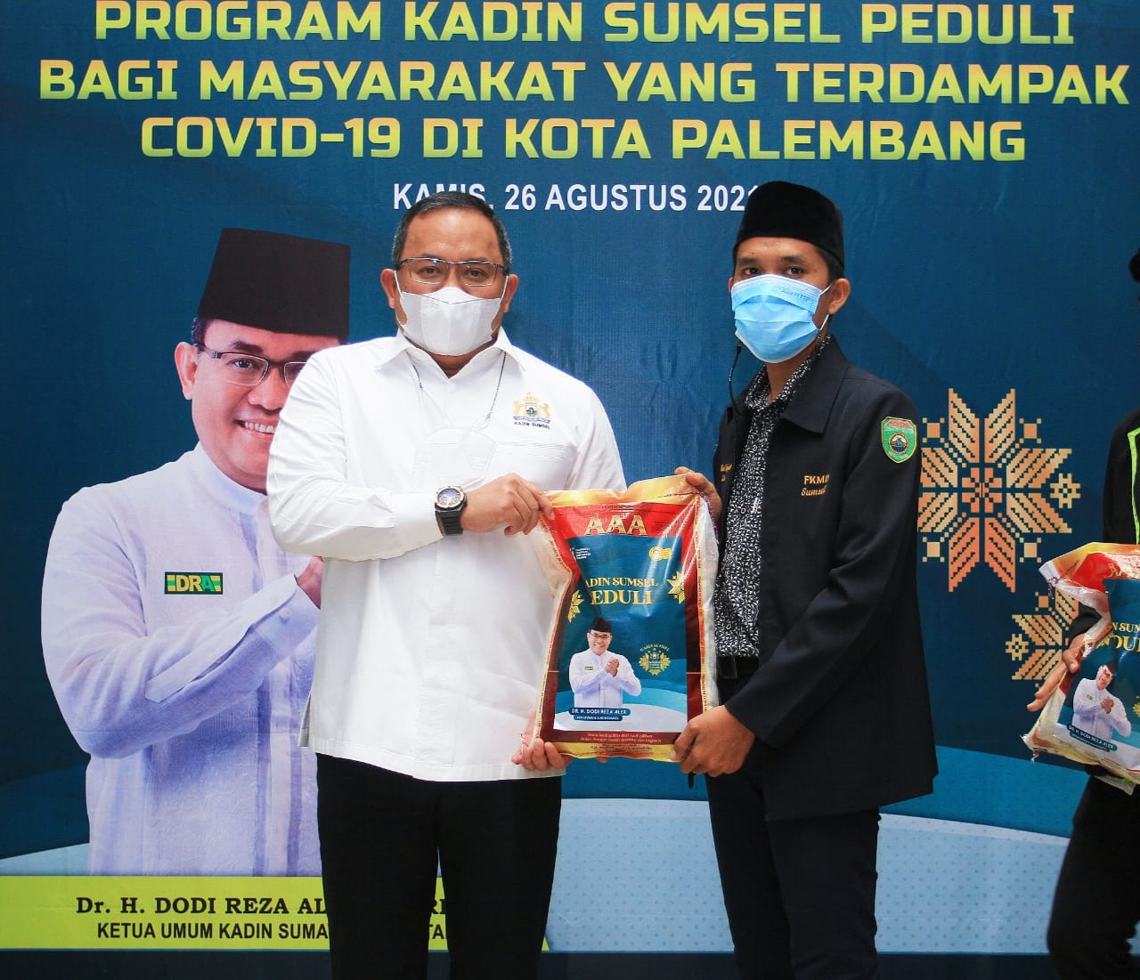 Ketua Umum Kadin Sumsel Dodi Reza Bareng Mahasiswa Beri Bantuan warga Terdampak COVID-19