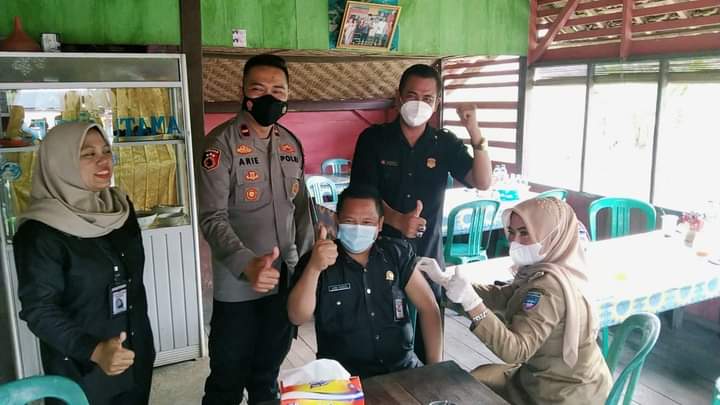 Disaksikan Kapolsek, Ketua BPAN Aliansi Indonesia DPC Martapura Ikuti Vaksinasi Tahap I