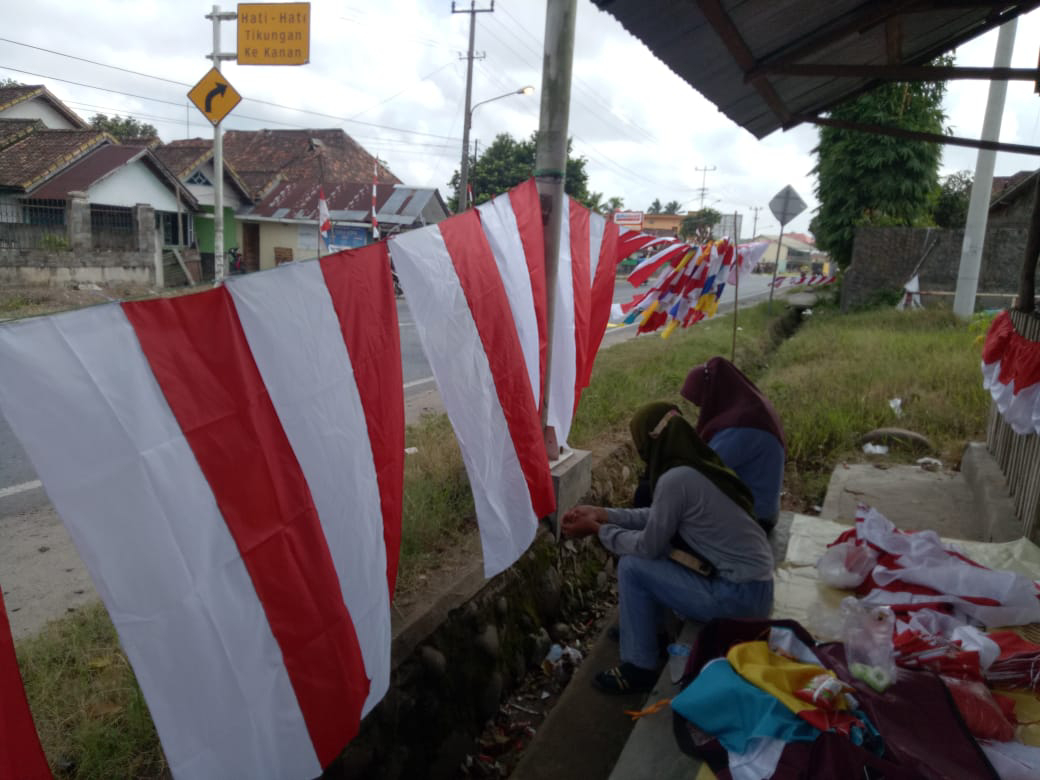 Penjual Bendera Merah Putih Banjiri Muara Enim