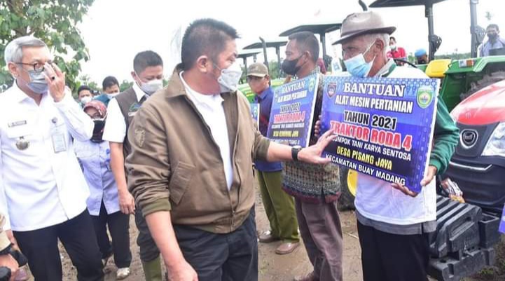Gubernur Serahkan Bantuan Alsintan dan Bibit Pertanian ke Petani OKU Timur