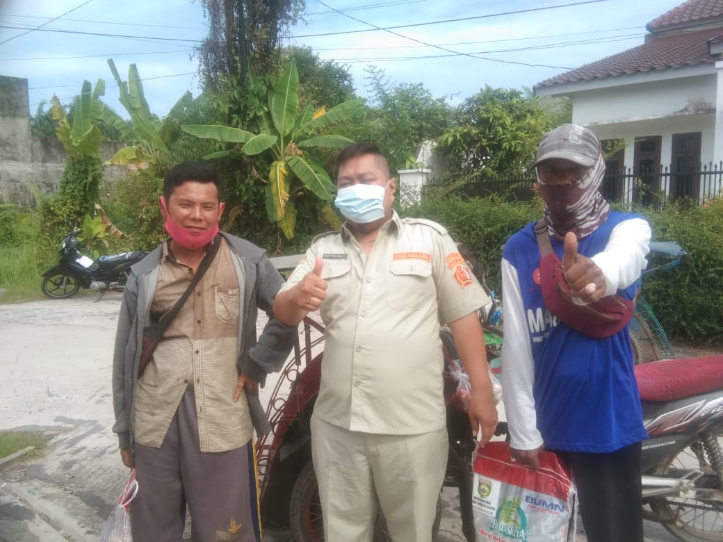 Beras bantuan Gubernur Sumsel disalurkan serentak di 18 kecamatan di Kota Palembang, Sabtu (11/9).