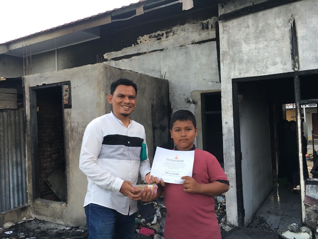 Cahaya Aceh Bantu Yatim Korban Kebakaran