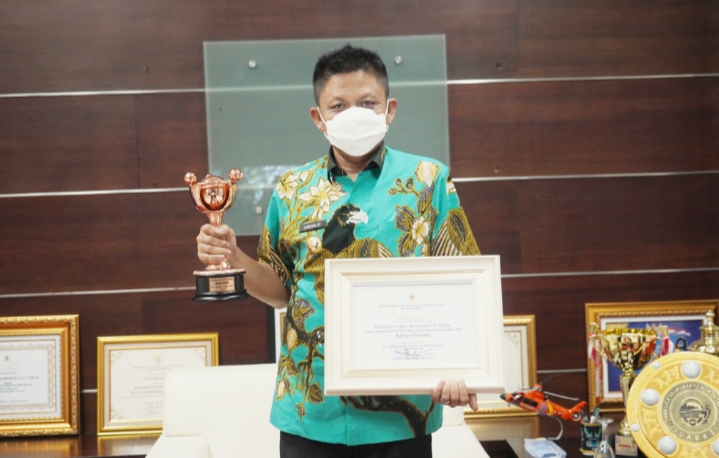 Perdana, Kabupaten OKU Timur mendapatkan penghargaan Anugerah Parahita Ekapraya