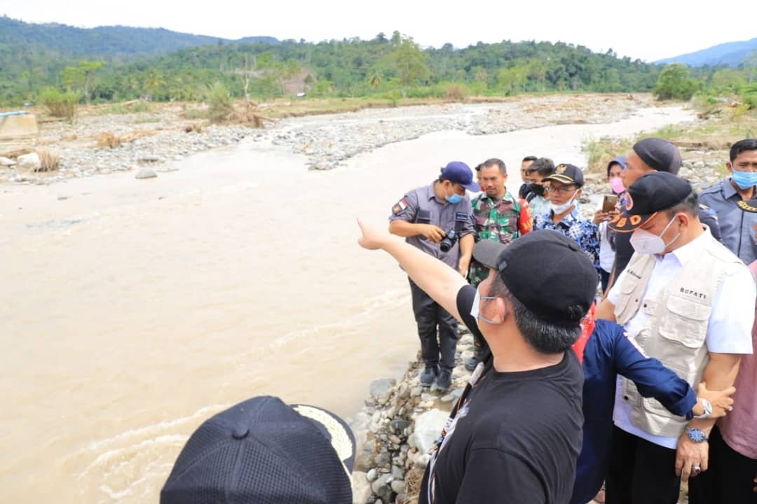 Herman Deru Semangati Warga Empat Lawang Yang Terdampak Banjir