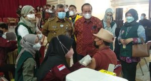 Rektor Unsri, Prof Dr Ir H Anis Saggaf MSCE IPU meninjau langsung vaksinasi Covid-19, Selasa (9/10) di aula Universitas Sriwijaya Bukit Besar, Palembang