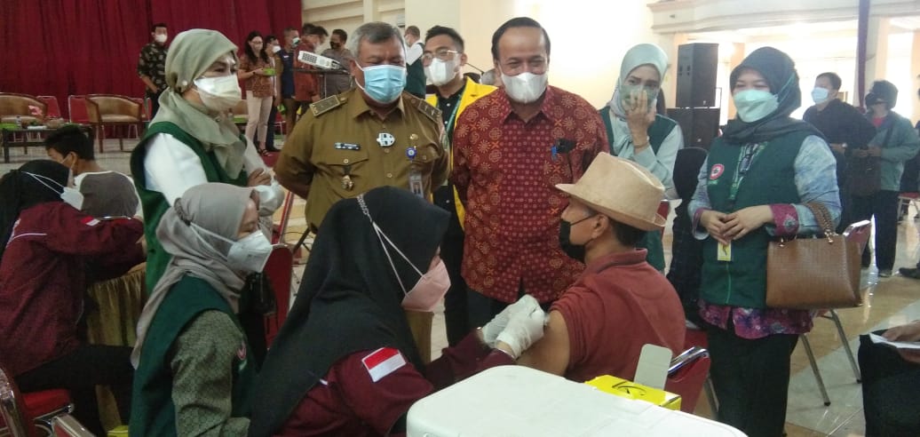 Rektor Unsri, Prof Dr Ir H Anis Saggaf MSCE IPU meninjau langsung vaksinasi Covid-19, Selasa (9/10) di aula Universitas Sriwijaya Bukit Besar, Palembang