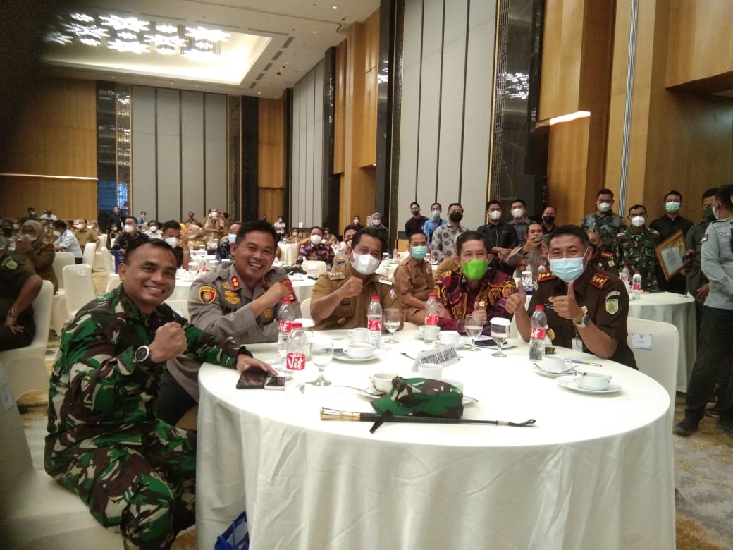 Bupati Banyuasin H  Askolani Jasi SH MH saat menghadiri Rapat Koordinasi Forum Koordinasi Pimpinan Daerah (Forkopimda) Provinsi dan Kabupaten Kota se-Sumatera Selatan Tahun 2021