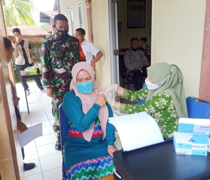 Babinsa Koramil 406-03/Muara Rupit Kodim 0406/Lubuklinggau, Sertu Ade Arif saat meninjau langsung vaksinasi Covid-19 di MTS karang Jaya, Jumat (12/11)