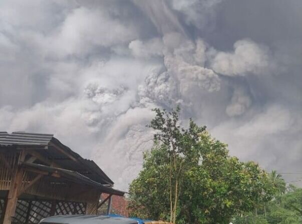 Gunung Semeru mengalami peningkatan aktivitas vulkanik yang ditunjukkan dengan terjadinya guguran awan panas mengarah ke Besuk Kobokan, Desa Sapiturang, Kecamatan Pronojiwo, Kabupaten Lumajang, Jawa Timur, Sabtu (4/12) sore