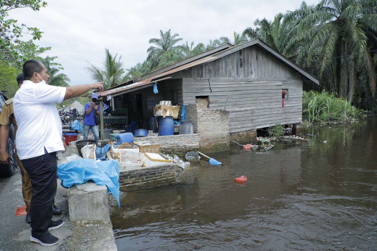 Wabup Asahan Serahkan Bantuan 22 Ton Beras untuk Korban Banjir
