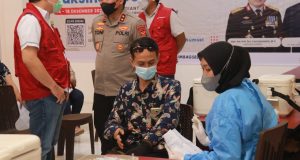 Kapolda Sumsel, Irjen Pol Drs TOni Harmanto MH saat meninjau vaksinasi Covid-19 yang diselenggarakan  Pertamina Patra Niaga Sumbagsel, Selasa (14/12) di Gedung Ex Giant Express Soekarno Hatta, Jalan Soekarno Hatta Palembang