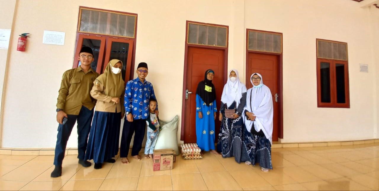 Tanamkan Spirit Al Ma'un, IPM SMA 2 Muhammadiyah Karang Tengah Bagi Sembako