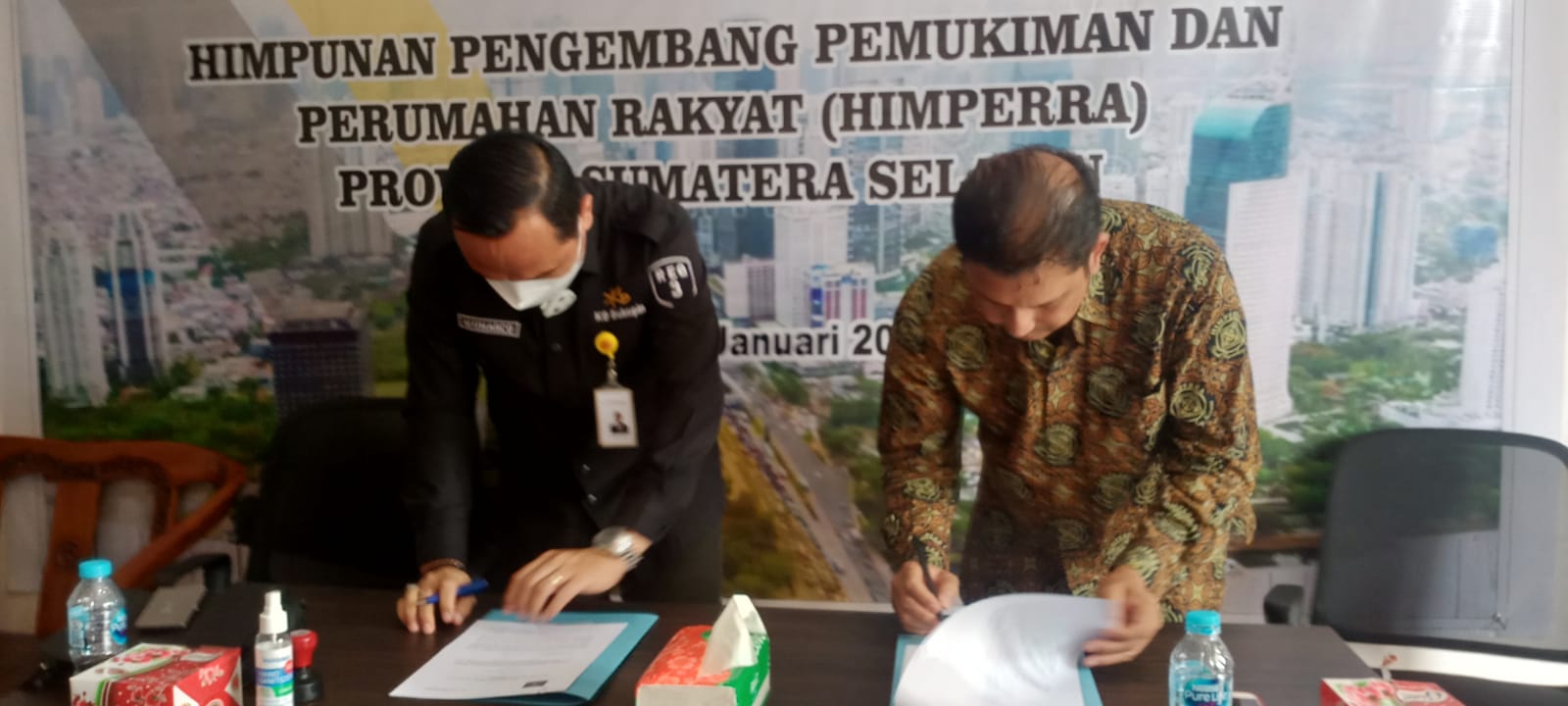 Ketua Ketua DPD Himperra Sumsel dan Branch Manager PT Bank KB Bukopin Palembang, Munarco Maladi saat penandatanganan MoU
