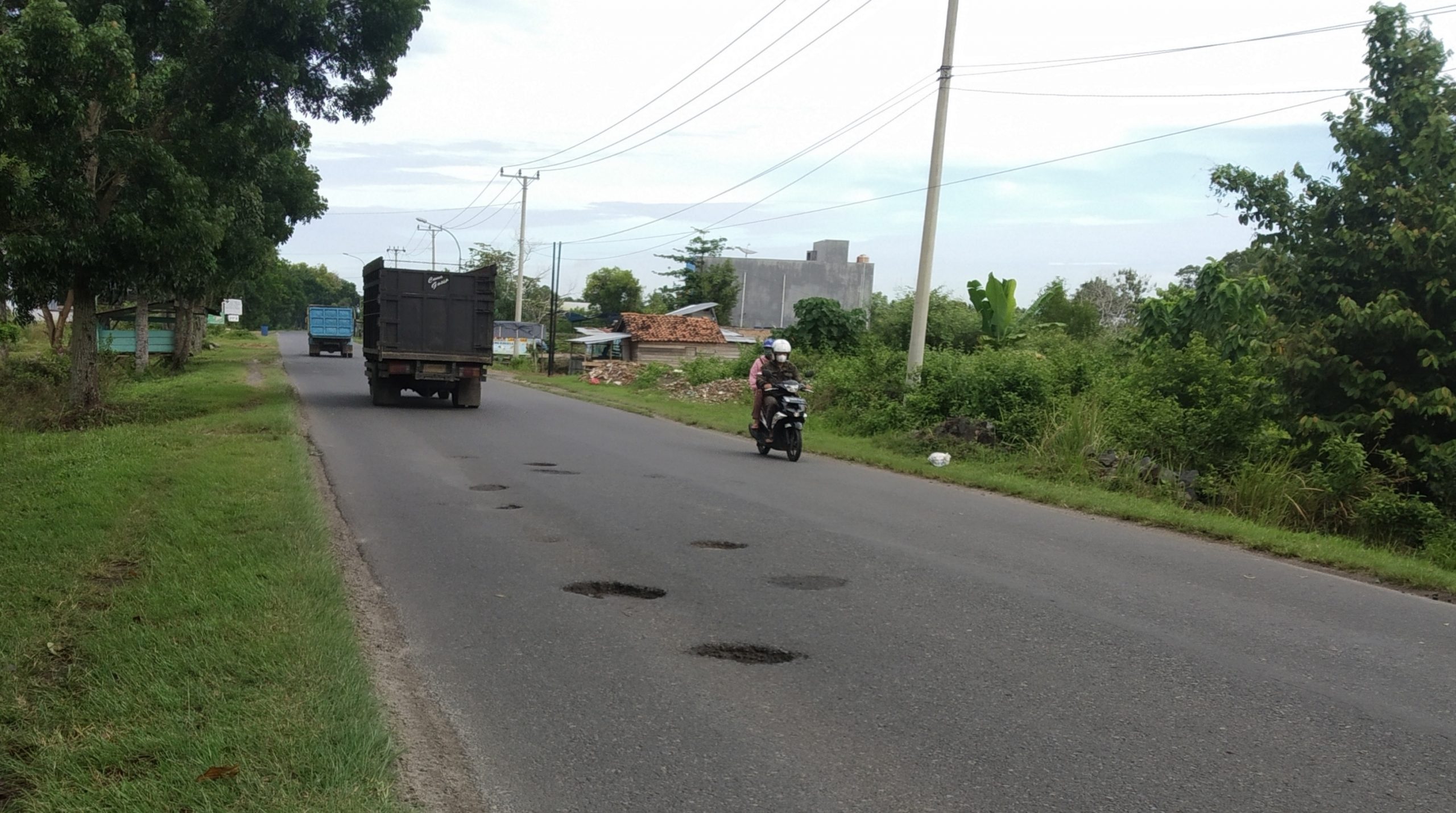 Banyak Lubang di Jalan Lintas Martapura Ancam Keselamatan Pengendara