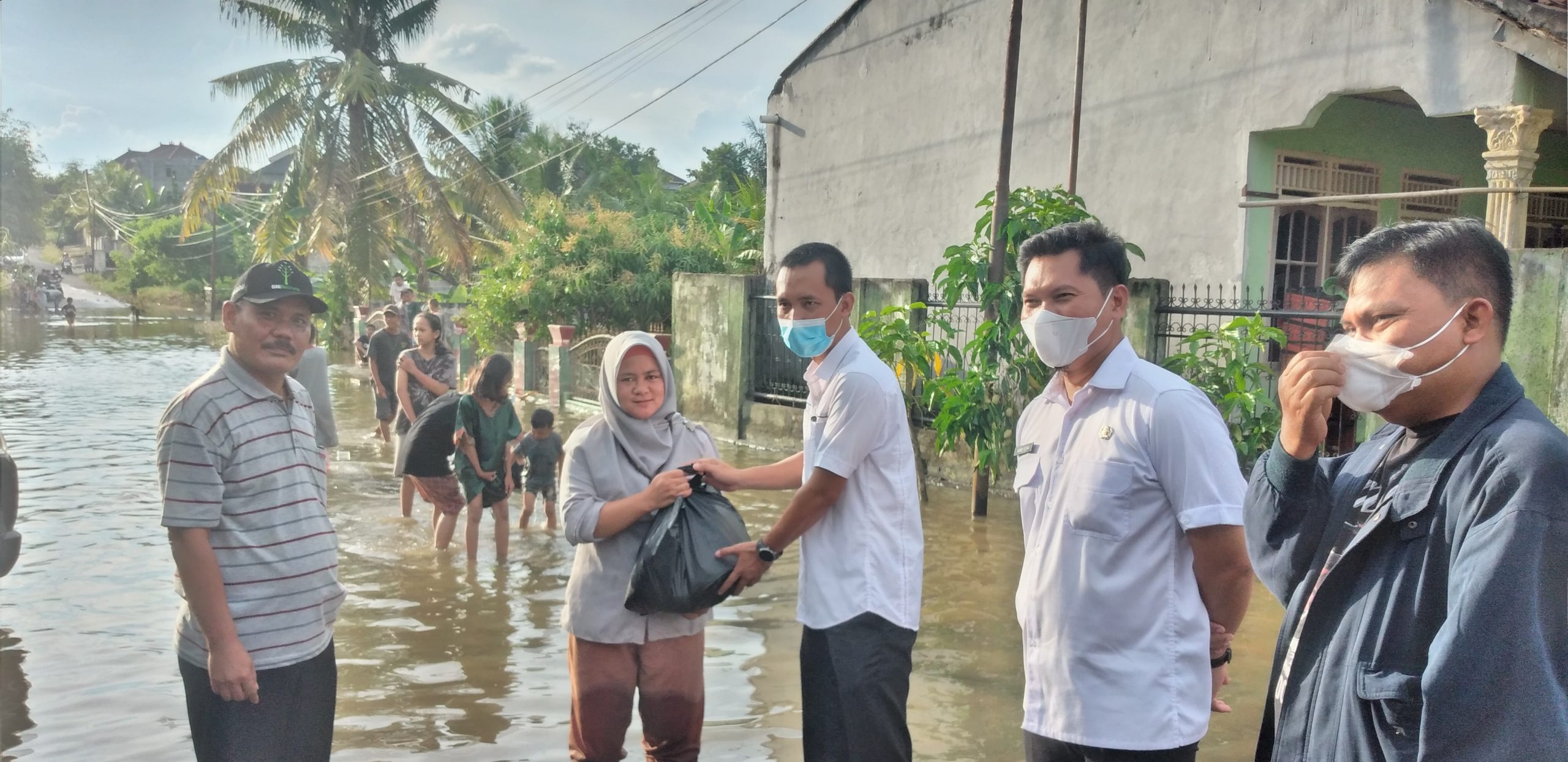Teddy Berikan Bantuan Sembako Untuk Masyarakat Terdampak Banjir Di Pancur