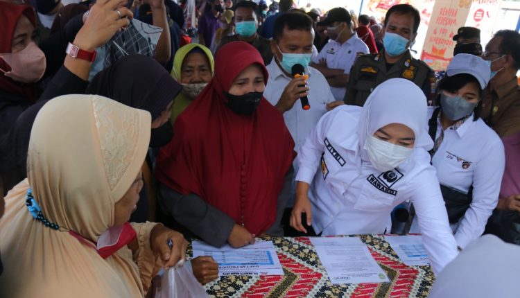 Anggota TNI Juga Manfaatkan Bazar Murah Ramadhan