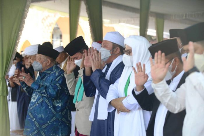Herman Deru dan Ribuan warga Palembang Shalat Idul Fitri di Masjid Agung SMB I