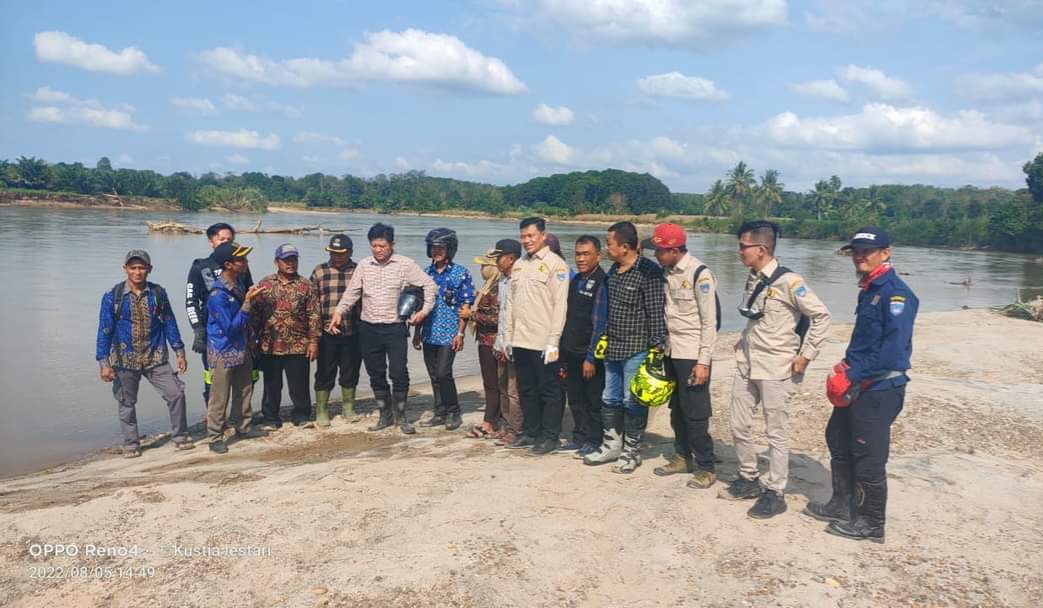 Bupati Enos Bantu Buka Akses Jalan Baru Menuju Desa Wisata Pulau Pasir Peracak Jaya