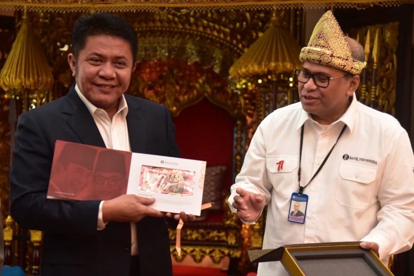 Gubernur Pertama di Sumsel Terima  Album  7  Lembar  Uang Rupiah  Kertas  Baru Tahun Emisi 2022