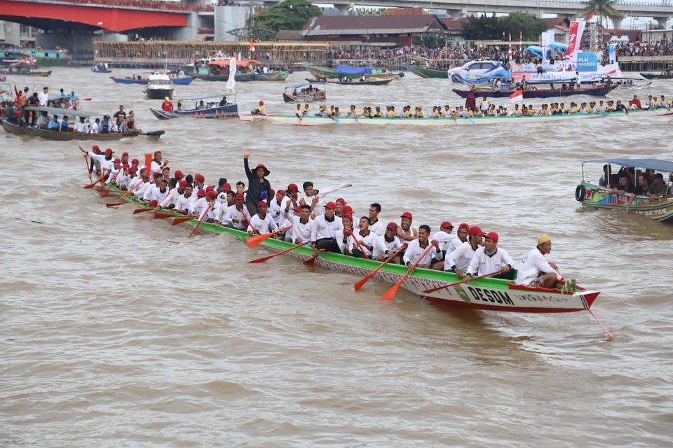 Warga Palembang Antusias Tonton Lomba Perahu Bidar Tradisional