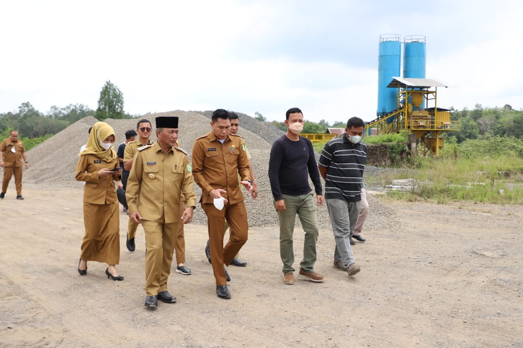 Usai Meninjau Perbaikan Jalan Di Muba , Pj Bupati Apriyadi Mampir Mengecek Batching Plant Milik Warga