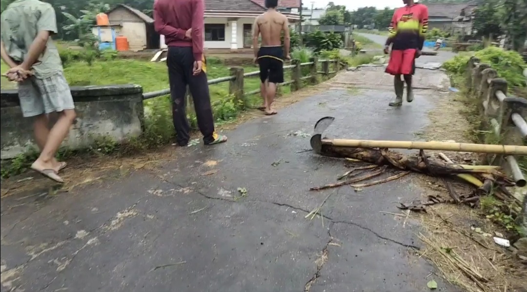 Diguyur Hujan Deras, Jembatan Penghubung Desa Pandan Jaya Kecamatan Madang Suku II Ambles