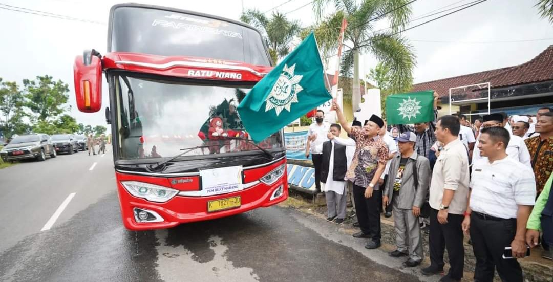 Bupati OKU Timur Lepas Peserta Muktamar Muhammadiyah dan Aisyiyah ke-48 Menuju Surakarta