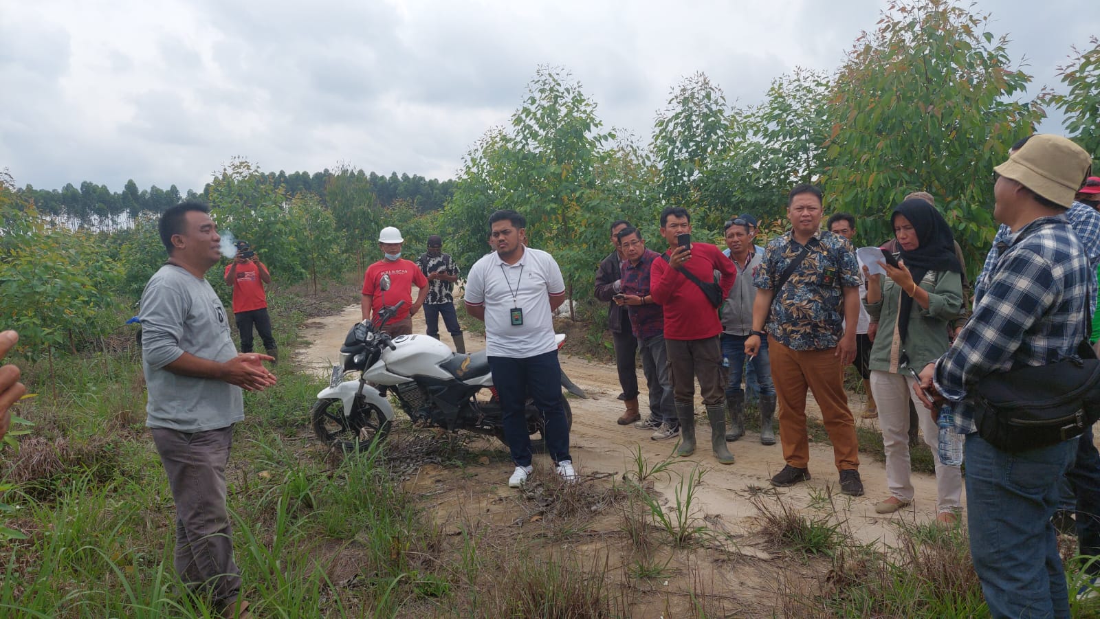 Kasus Penggusuran Perkebunan Oleh PT MHP Terus Berlanjut, Majelis Hakim PN Baturaja Turun Cek Lokasi Penggusuran