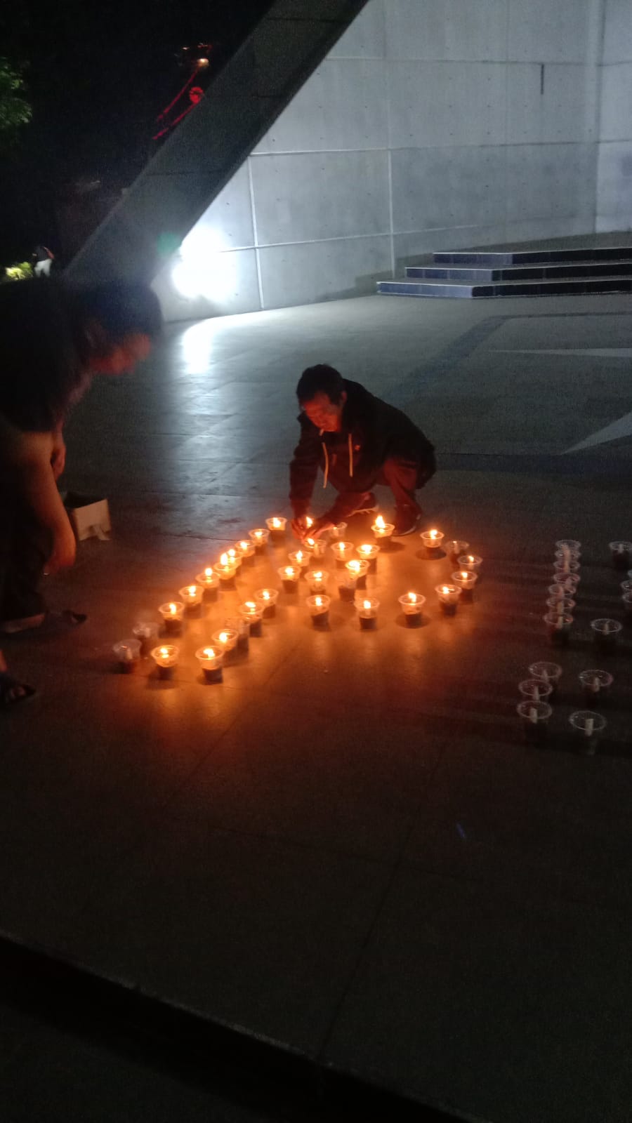 Pertempuran Perang Lima Hari Lima Malam 1000 Lilin Warnai Peringatan
