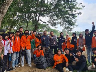 Peduli Lingkungan, Mahasiswa Unbara Lakukan Penanaman Dan Bersihkan Objek Wisata Keban Agung
