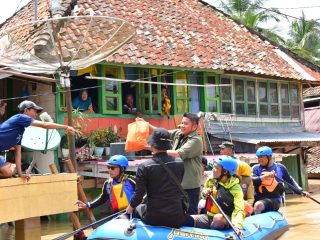Naik Perahu Gubernur Antar Langsung Bantuan untuk Korban Banjir Muara Kelingi