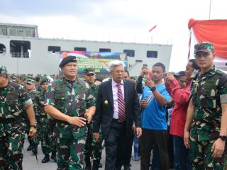 Panglima TNI Lepas Kerangkatan  Satgas Yonif Raider 200 Menuju Papua  